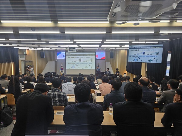 국립창원대학교와 도립남해대학 통합 주민설명회가 17일 남해대학에서 주민 150여 명이 참석한 가운데 열리고 있다. /정봉화 기자