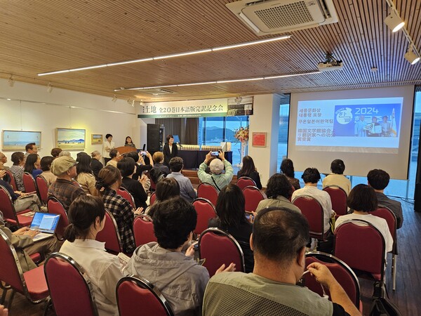 19일 오후 4시 거북선호텔에서 열린 출판기념회에서 김승복 대표가 완역본 경과와 성과 등을 설명하고 있다. /정봉화 기자