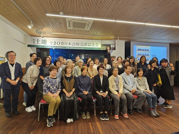 출판기념회를 끝내고 참석자들이 기념촬영하는 모습. /정봉화 기자