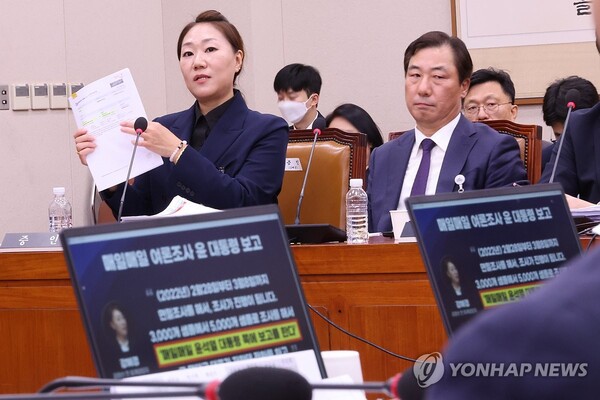 김건희 여사의 '공천개입 의혹'을 제기한 강혜경 씨가 21일 오후 국회에서 열린 법제사법위원회의 대검찰청 대상 국정감사에서 더불어민주당 전현희 의원의 질의에 답하고 있다. /연합뉴스
