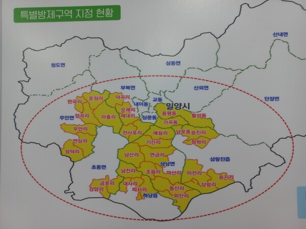 산림청과 경남도, 밀양시는 22일 밀양시청에서 '소나무재선충병 수종전환 방제 주민설명회'를 열었다. 사진은 행사에서 제시된 밀양시 특별방제구역 지정지.  /이일균 기자