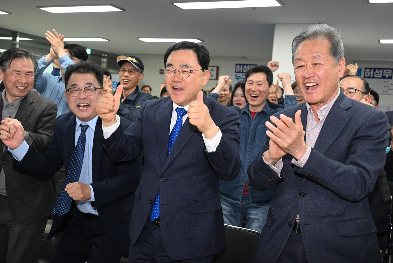 허성무(가운데) 더불어민주당 창원 성산 국회의원. /경남도민일보 DB