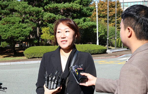 '명태균 게이트'를 폭로한 강혜경씨가 23일 오전 창원시 성산구 창원지검에 출석해 조사를 앞두고 입장을 밝히고 있다. /연합뉴스