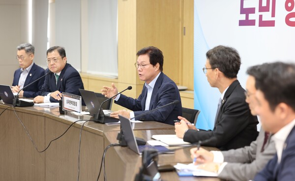 박완수 경남도지사는 28일 도청 실국본부장회의에서 광역자치단체 간 행정통합과 관련해 중앙정부 역할을 강조하고 있다. /경남도