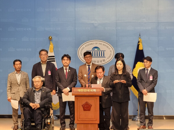 28일 국회에서 열린 '지방분권균형발전 개헌 등 헌법개정 촉구 기자회견' 모습. /이성권 의원실