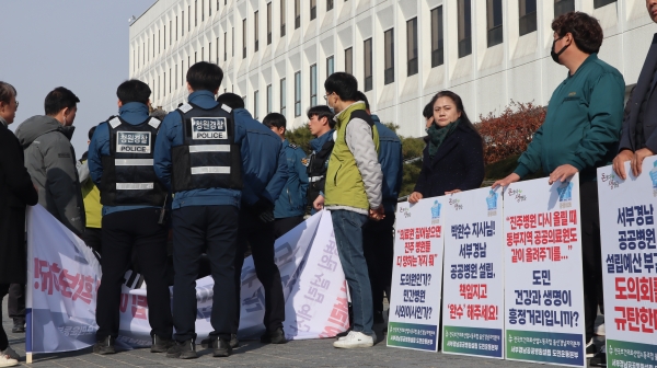 전국보건의료산업노동조합 울산경남지역본부와 서부경남 공공병원설립 도민운동본부 관계자들은 지난해 12월  서부경남 공공병원 설립 제동을 건 도의회를 규탄하고 박완수 도지사에게 예산 확보를 촉구하고 있다. /경남도민일보 DB