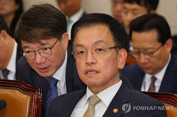 최상목 경제부총리 겸 기획재정부 장관이 29일 오전 국회에서 열린 기획재정위원회 국정감사에 앞서 관계자와 대화하고 있다. /연합뉴스