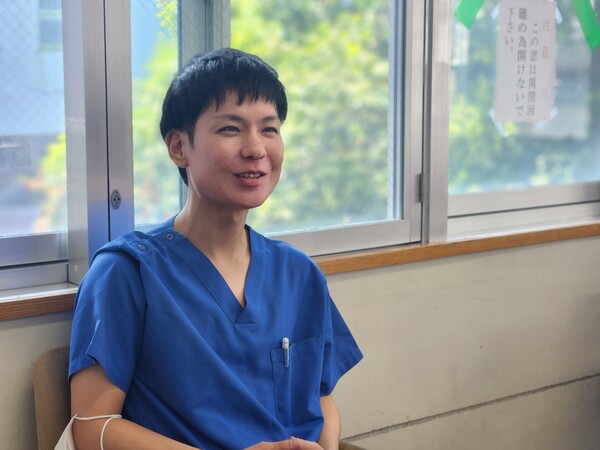 일본 오키나와현 이에촌립진료소 상주 의사 구다카 쇼타 씨가 지난달 1일 인터뷰 하고 있다. /박신 기자