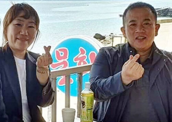 강혜경(왼쪽) 씨와 명태균 씨가 사이가 좋았던 때 지인들과 함께 찍은 사진. /명태균 누리소통망