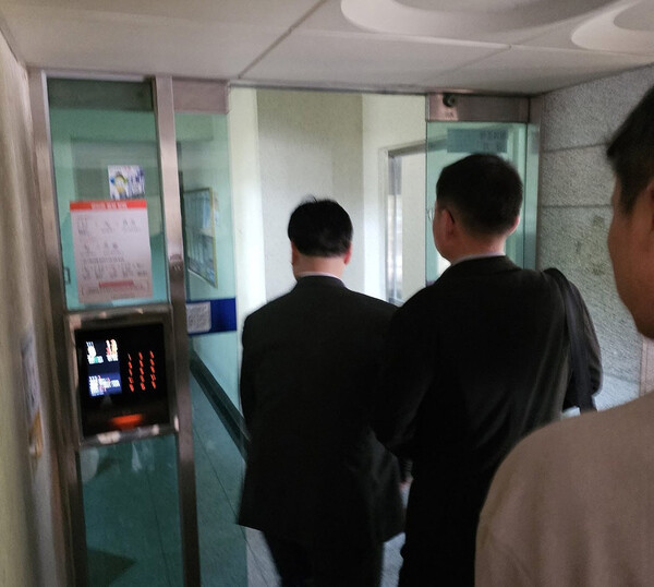 김건희 여사 '공천 개입 의혹' 핵심 인물인 명태균 씨 불법 여론조사 혐의 등을 수사 중인 검찰이 31일 명 씨 자택을 압수수색하고자 주거지에 들어가고 있다. /연합뉴스