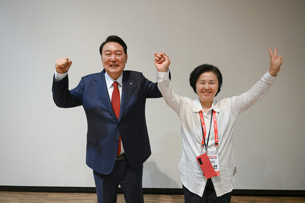 김영선 전 국회의원이 자기 페이스북에 올린 사진. 지난해 8월 열린 국민의힘 국회의원 연찬회 당시 윤석열 대통령과 손을 잡고 만세 자세를 취하고 있다. /김 전 의원 페이스북