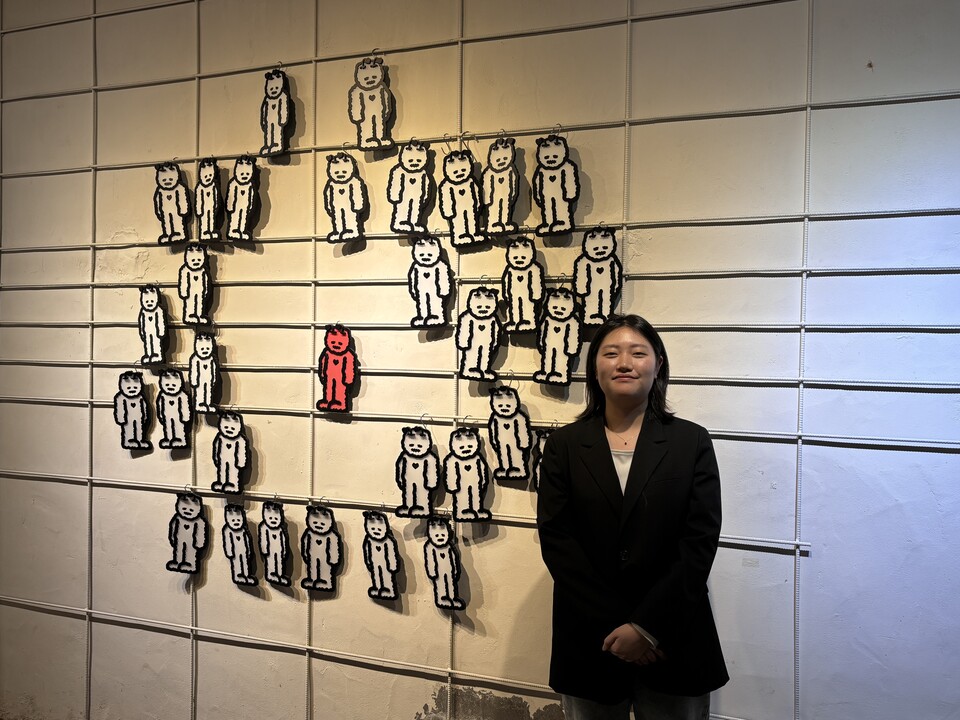 사천 카페 정미소 내 복합공간 쌀에서 첫 개인전을 여는 이소정 작가가 자신이 만든 캐릭터 작품 앞에 서 있다. /주성희 기자