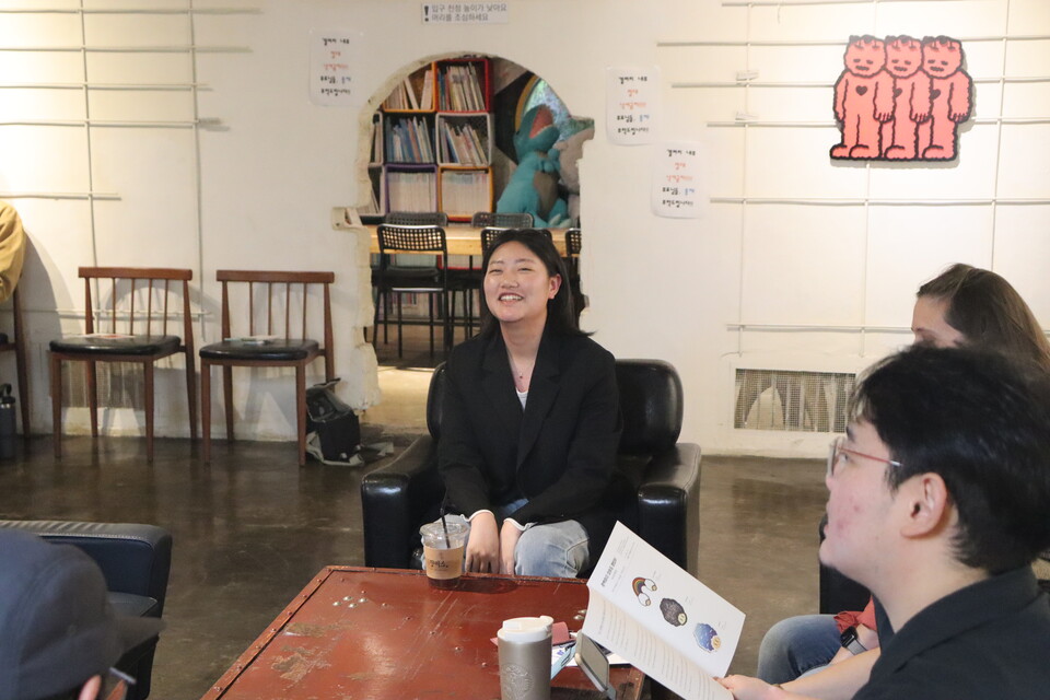 사천 카페 정미소 내 복합공간 쌀에서 이소정 작가의 첫 개인전 〈완벽하지 않아도 괜찮아〉이 10일까지 열린다. 2일 열린 작가와의 대화 행사. /주성희 기자