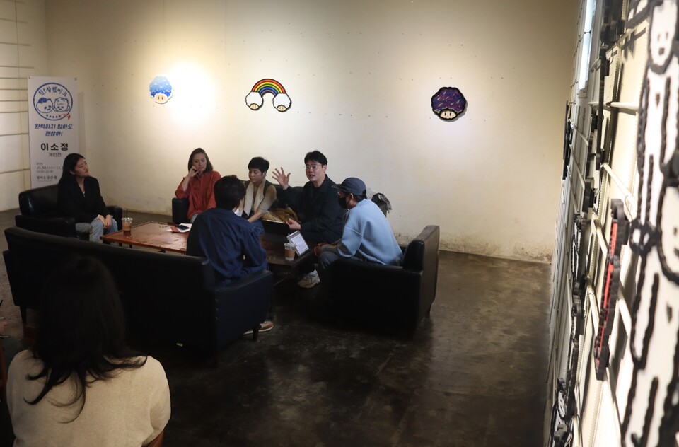 사천 카페 정미소 내 복합공간 쌀에서 이소정 작가의 첫 개인전 〈완벽하지 않아도 괜찮아〉이 10일까지 열린다. 2일 열린 작가와의 대화 행사. /주성희 기자