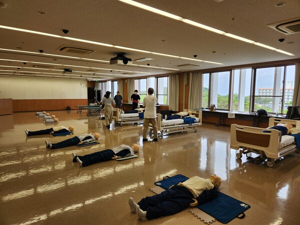 류큐대병원 오키나와현 지역의료지원센터 건물에 있는 실습 공간. 류큐대 의학부 학생들이 심폐소생술 실습을 하고 있다. /박신 기자