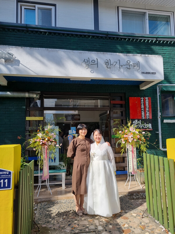 박태남(사진 왼쪽) '생의 한가운데' 대표와 신부 송유진 씨. /이수경 기자