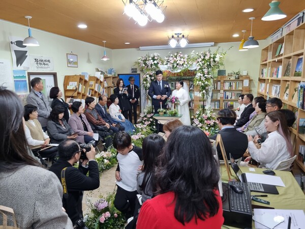 지난 3일 낮 12시 30분 김해시 내외동 인문책방 '생의 한가운데'에서 신랑 윤진효 씨와 신부 송유진 씨 결혼식이 열렸다. /이수경 기자