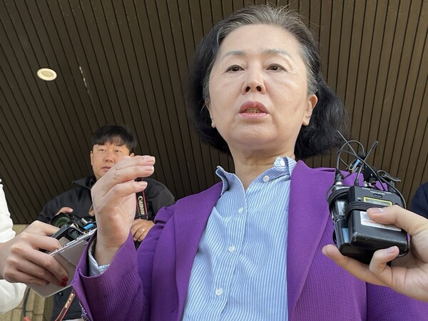 김영선 전 국민의힘 국회의원이 4일 오전 창원지방검찰청을 찾아 취재진의 질의에 응답하고 있다. /김다솜 기자 