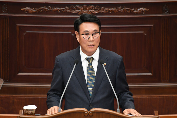 주봉한 경남도의원이 5일 도의회 본회의장에서 5분 자유발언을 하고 있다. /경남도의회