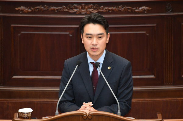 정재욱 경남도의원이 5일 도의회 본회의장에서 5분 자유발언을 하고 있다. /경남도의회