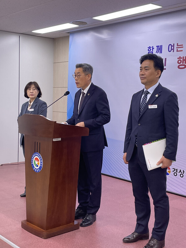 김기영(가운데) 경남도 기획조정실장은 7일 도청 프레스센터에서 2025년도 예산안 편성 내용을 발표하고 있다. /이미지