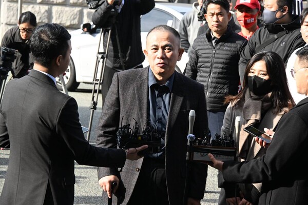 명태균 씨가 2024년 11월 8일 오전 검찰조사를 받기 위해 창원지방검찰청에 출두하며 기자들의 질문을 받고 있다. /김구연 기자