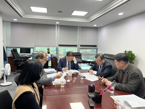 박명균(오른쪽 두 번째 ) 경남도 행정부지사는 11일 정부예산안 심사를 시작한 국회에서 허성무(가운데) 의원을 만나 증액이 필요한 국비 주요사업을 건의했다. /경남도