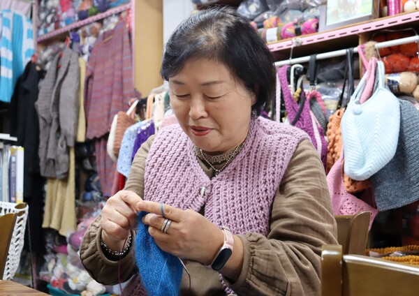 30년 동안 창원에서 뜨개방을 운영한 김성혜 씨가 뜨개질을 하고 있다. /백솔빈 기자