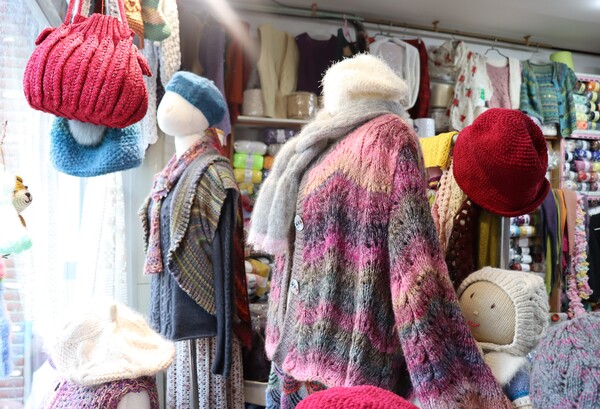 김성혜 씨가 운영하는 뜨개방에 그가 만든 뜨개질 제품들이 진열돼 있다. /백솔빈 기자
