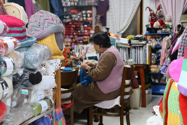 김성혜 씨가 그가 운영하는 뜨개방에서 뜨개질을 하고 있다. /백솔빈 기자
