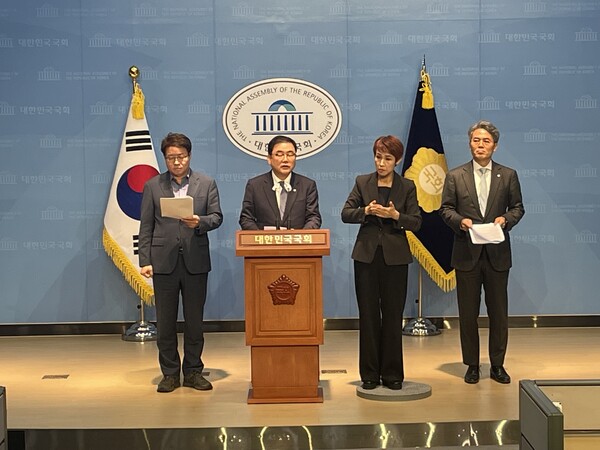 더불어민주당 명태균게이트 진상조사단 내 창원산단 등 국정개입 의혹 조사본부가 12일 오전 국회 소통관에서 명태균 씨와 윤석열 대통령 부인 김건희 여사가 창원 제2국가산업단지 개입 정황 등을 밝히는 기자회견을 하고 있다. /김두천 기자