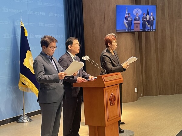 더불어민주당 명태균게이트 진상조사단 내 창원산단 등 국정개입 의혹 조사본부가 12일 오전 국회 소통관에서 명태균 씨와 윤석열 대통령 부인 김건희 여사가 창원 제2국가산업단지 개입 정황 등을 밝히는 기자회견을 하고 있다. /김두천 기자