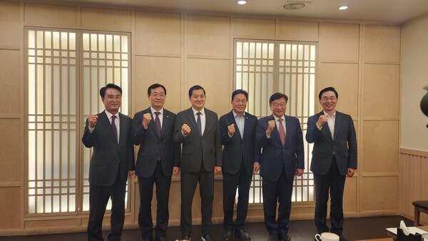 박동식 사천시장이 13일 국회를 방문해 우주항공복합도시 건설 특별법 제정을 요구하며 기념사진을 찍고 있다. /사천시