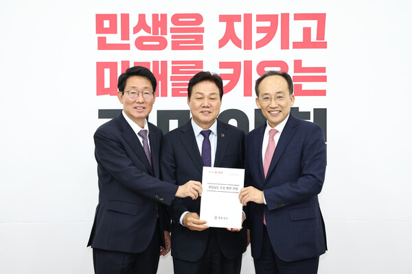 박완수(가운데) 지사는 13일 국회에서 추경호 국민의힘 원내대표와 김상훈 국민의힘 정책위의장을 만나 우주항공복합도시 특별법, 남해안권 발전 특별법 처리를 요청하고 국비 확보가 필요한 도 주요 사업을 설명했다. /경남도