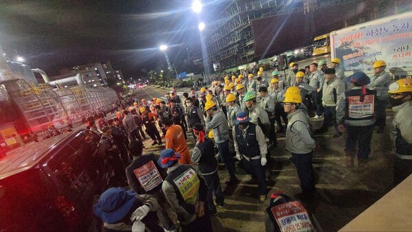 금속노조 거제통영고성조선하청지회는 13일 오후 12시께 한화오션 사내 민주광장에서 사측과 대립하고 있다. /금속노조 경남지부 