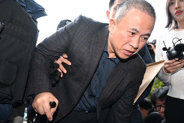 명택균 씨가 14일 오후 구속 전 피의자 심문을 받기에 앞서 조사를 받으러 창원지검으로 향하고 있다. /김구연 기자 