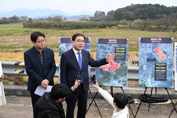 더불어민주당 국정개입 진상조사본부가 15일 의창구 동읍 일대 창원 방위·원자력 첨단국가산업단지(창원 제2국가산단) 터에서 기자회견을 하고 있다. 왼쪽부터 염태영, 허성무 국회의원. /김구연 기자