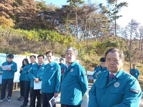 소나무재선충 피해가 극심한 밀양시 무안면 마흘리 가복마을 뒷산에서 19일 열린 산림청 주관 현장점검회의가 열렸다. 사진 앞줄 오른쪽부터 박명균 경남도 행정부지사, 임상섭 산림청장, 안병구 밀양시장, 허홍 밀양시의장, 장병국 도의원 등. /이일균 기자