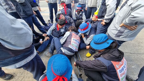 금속노조 거제통영고성조선하청지회 소속 한화오션 하청노동자들이 이달 13일 오후 한화오션 정규직 직원들에 둘러쌓여 있다. /금속노조 거제통영고성조선하청지회