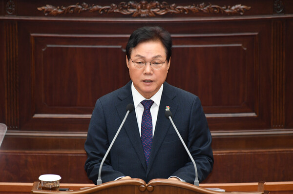 박완수 경남도지사는 20일 경남도의회 본회의에서 2025년도 예산안을 설명하고 있다. /경남도의회