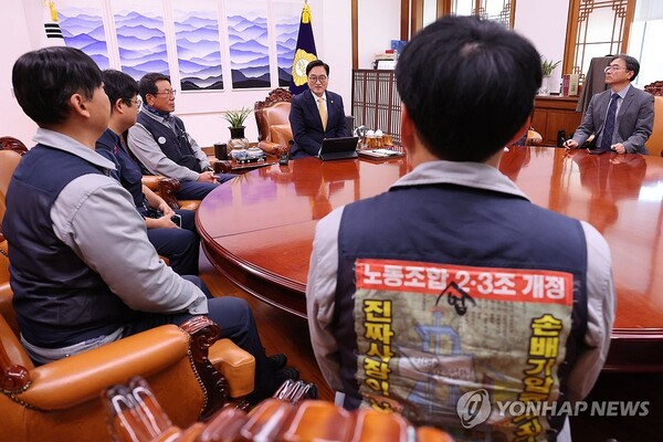 우원식 국회의장이 21일 오후 서울 여의도 국회의장실에서 한화오션(구 대우조선해양)으로부터 손해배상소송을 당한 하청 노동자들과 면담하고 있다. /연합뉴스