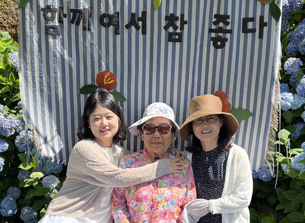 왼쪽부터 김윤지 씨, 외할머니 최재연 씨, 어머니 김미현 씨. /김윤지