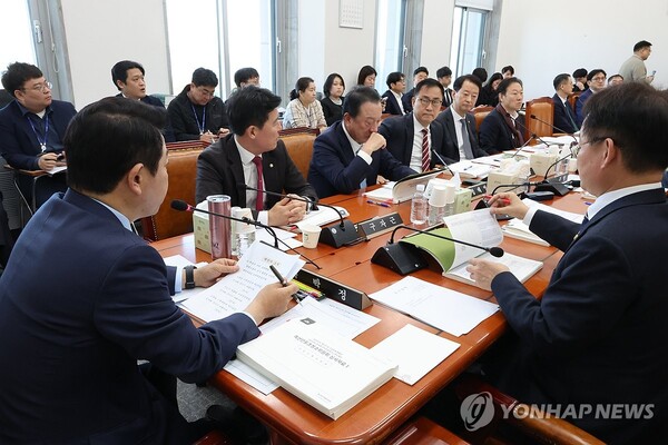 18일 오전 서울 여의도 국회에서 내년도 예산안에 대한 세부 심의를 위한 국회 예산결산특별위원회 예산안조정소위원회가 열리고 있다. /연합뉴스