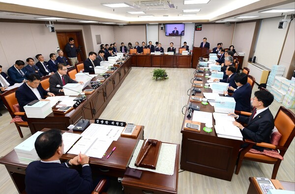 25일 경남도의회 경남도 예산결산특별위원들이 올해 2회 추가경정예산안을 심사하고 있다. /경남도의회