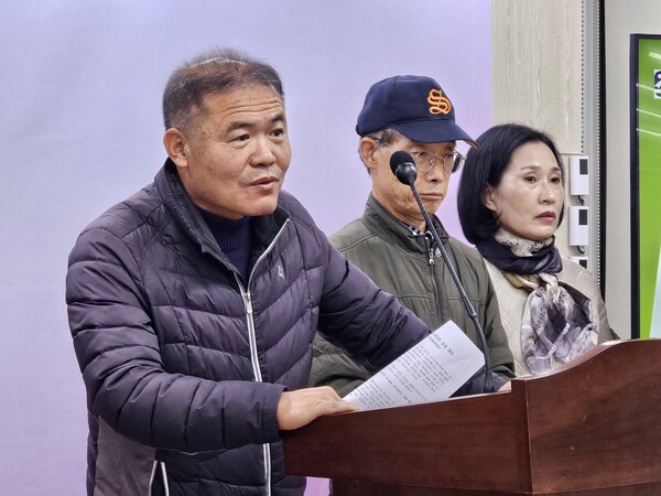 곽상수 창녕환경운동연합 공동의장이 26일 오전 경남도청 프레스센터에서 연 기자회견에서 발언하고 있다. /최석환 기자