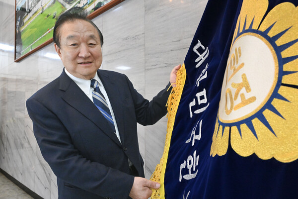 정대철 대한민국헌정회장이 회기를 들어보이고 있다. /한국지역언론인클럽