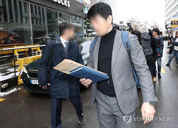 김영선 전 의원과 명태균 씨 관련 '공천 개입' 의혹을 수사 중인 검찰이 27일 국민의힘 당사무실에 대한 압수수색에 나섰다. 이날 검찰 수사관들이 국민의힘 당사를 빠져나가고 있다. /연합뉴스