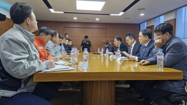  더불어민주당 관계자들이 27일 거제에서 한화오션 사측과  만나고 있다. /금속노조 거통고조선하청지회