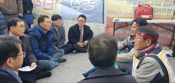 더불어민주당 관계자들이 27일 거제에서 한화오션 하청노동자들과  만나고 있다. /금속노조 거통고조선하청지회