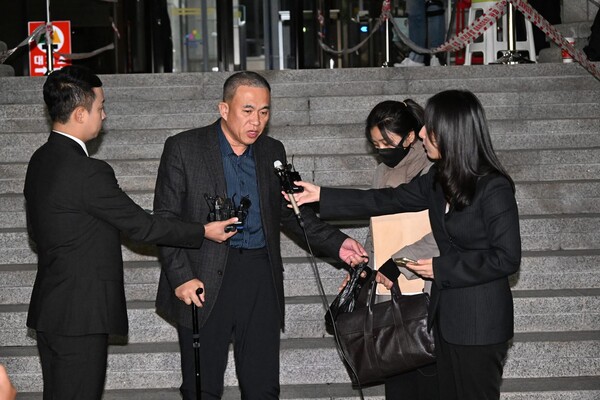 명태균 씨가 2024년 11월 8일 오후 5시 57분 창원지방검찰청에서 조사를 받고 나오며 기자들의 질문에 답하고 있다. /김구연 기자